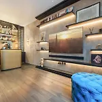 Elegant 4-Br House With Garden