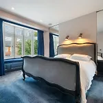 Elegant 4-Br House With Garden