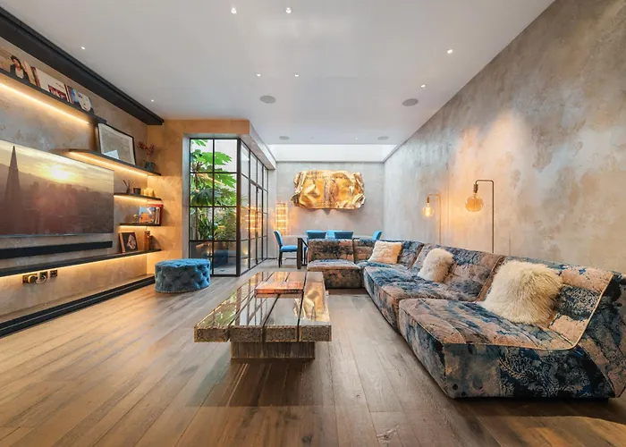 Elegant 4-Br House With Garden