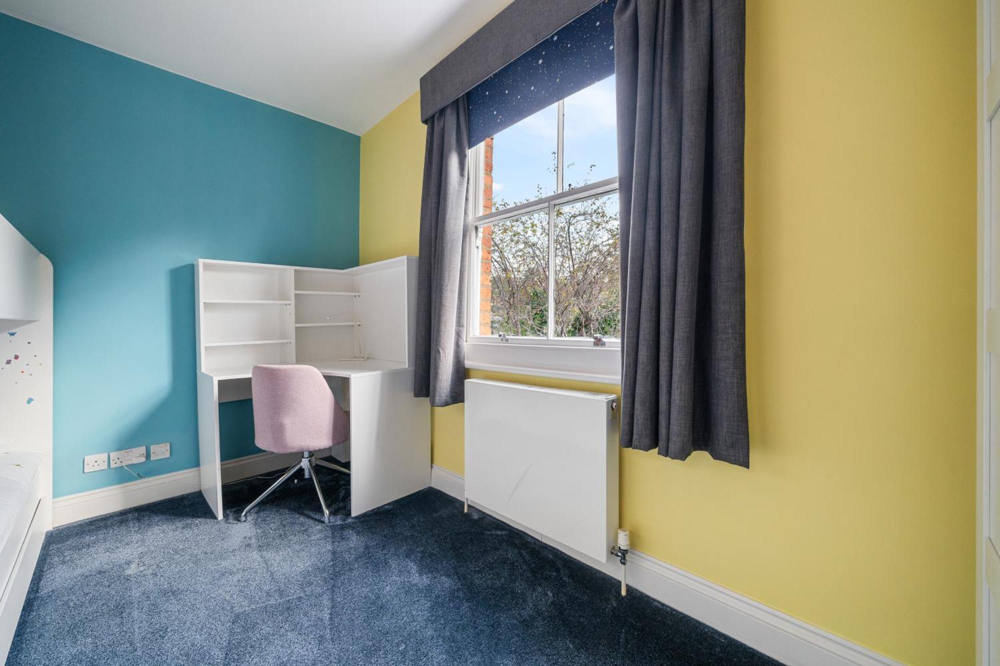 Elegant 4-br House With Garden Apartment *
